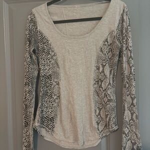 Lululemon Between Two Lines Snake Print Thermal Running Top